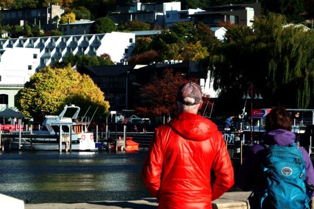 This picture taken on April 20, 2021 shows tourists visiting New Zealand's scenic Queenstown, after the travel bubble that opened with Australia has once again brought planes full of visitors, restoring the lifeblood of a town coronavirus sent reeling. (Photo by Andrew LEESON / AFP) / TO GO WITH:   Health-virus-NZealand-Australia-travel--pandemic, FOCUS by Andrew LEESON