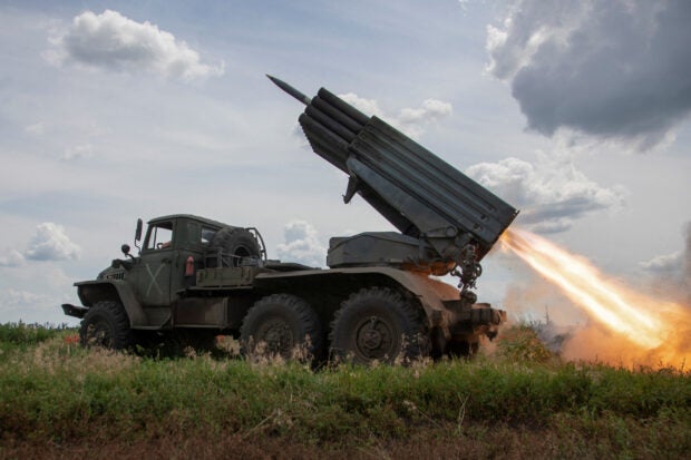 Ukrainian servicemen fire a BM-21 Grad multiple launch rocket system towards Russian troops, amid Russia's attack on Ukraine, near a front line in Donetsk region, Ukraine June 21, 2023. REUTERS/Oleksandr Ratushniak/File Photo