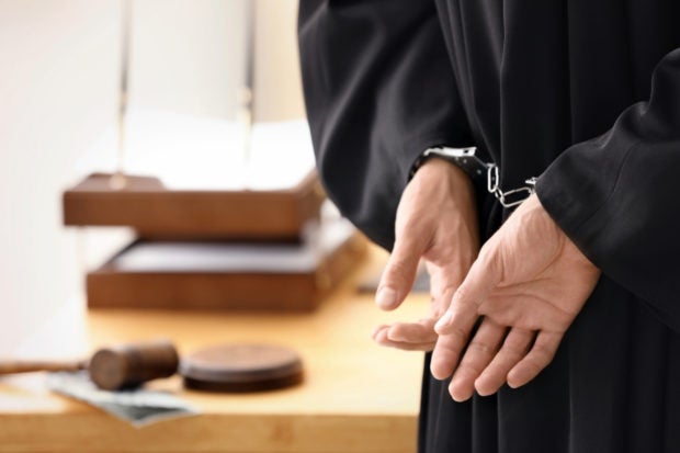 Handcuff-Trial-Court